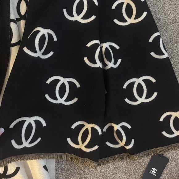 CHANEL SCARF 🧣 (half cashmere) - Picture 3 of 7